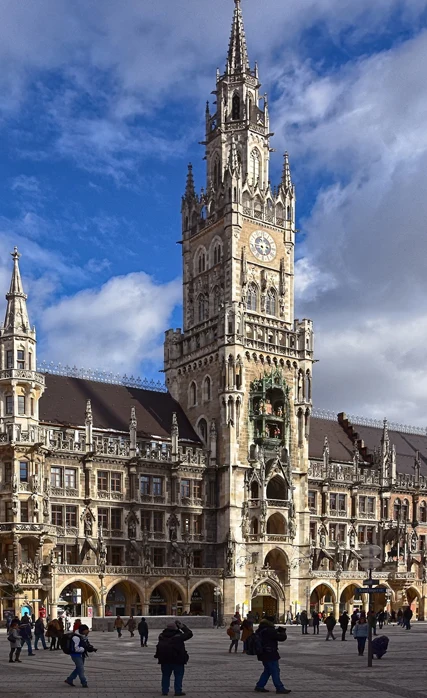 Marienplatz a Monaco di Baviera con il Carillon del Municipio